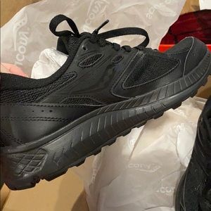 saucony slip resistant shoes